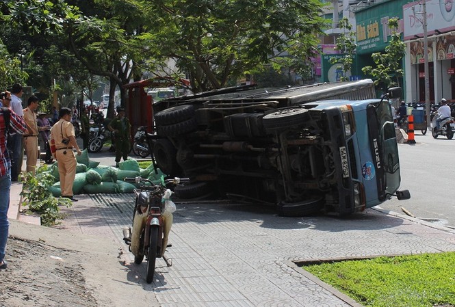 Xe tải sụt hố ga, đè chết người phụ nữ bán nón Hiện trường vụ tai nạn