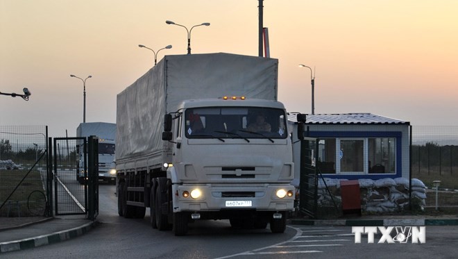 Bản tin 14H: Nga khẳng định tiếp tục viện trợ cho miền đông Ukraine Xe chở hàng cứu trợ của Nga qua trạm kiểm soát hải quan Izvarino của Ukraine ngày 13/9. (Ảnh: AFP/TTXVN)