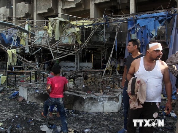Bản tin 20H: Đánh bom liều chết tại Iraq, 27 người chết Hiện trường một vụ đánh bom tại Baghdad ngày 22/10. (Nguồn: AFP/TTXVN)