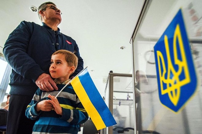 Bản tin 8H: Mỹ chỉ trích Nga cản trở bầu cử Ukraine Cử tri đi bầu cử tại Ukraine. Ảnh: AFP.
