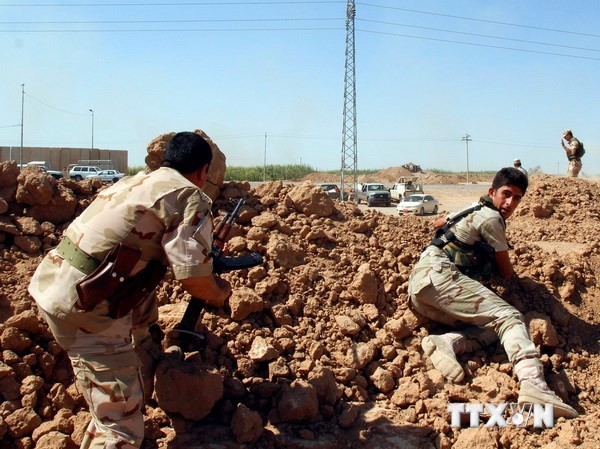 Bản tin 8H: Người Kurd tại Iraq chi viện cho Kobane chống IS Lực lượng an ninh người Kurd giao tranh với các tay súng IS. (Nguồn: THX/TTXVN)