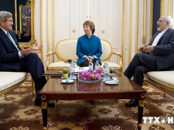 Bản tin 14H: Ngoại trưởng Mỹ - Iran sắp trao đổi vấn đề hạt nhân Ngoại trưởng Mỹ John Kerry (trái), Ngoại trưởng Iran Mohammad Javad Zarif (phải) và Đại diện EU Catherine Ashton tại cuộc đàm phán ba bên hôm 16/10. (Nguồn: AFP/TTXVN)
