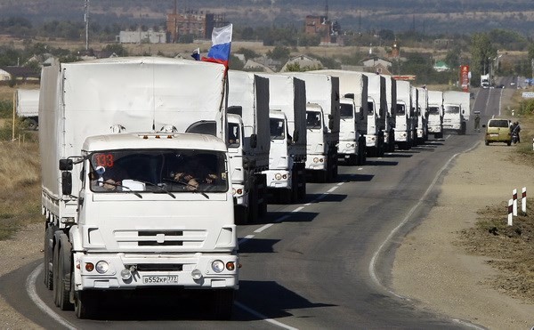 Bản tin 20H: Đoàn xe cứu trợ thứ 6 của Nga đã tới Đông Ukraine Đoàn xe chở hàng viện trợ của Nga tại trạm kiểm soát khu vực biên giới Donetsk-Izvarino ngày 19/9. (Nguồn: AFP/ TTXVN)