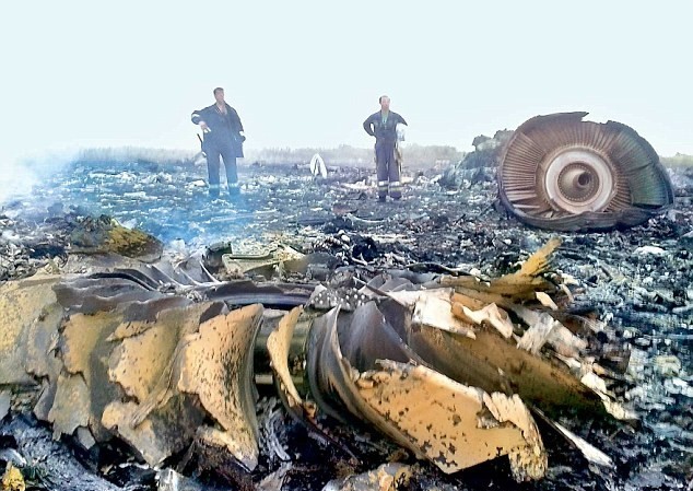 Bản tin 8H: Ông Putin tố Ukraine cản trở điều tra vụ MH17 Hiện trường vụ rơi máy bay MH17. (Nguồn: Reuters)