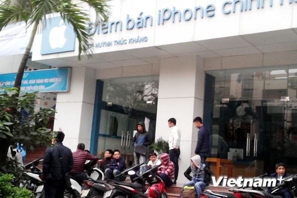 Xếp hàng xuyên đêm đợi mua iPhone 6 tại Hà Nội Xếp hàng xuyên đêm đợi mua iPhone 6 tại Hà Nội