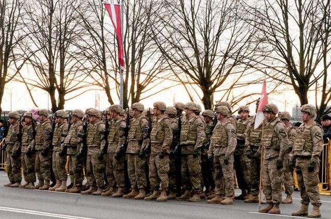Bản tin 14H: Mỹ tiếp tục đóng quân ở Đông Âu để 'ngăn cản' Nga Binh sỹ Mỹ tại Latvia. (Nguồn: defensenews.com)