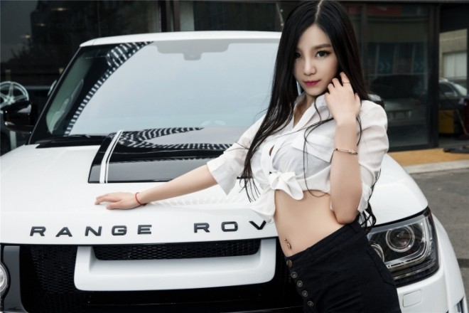 Mỹ nhân khoe dáng ngọc bên xế sang Range Rover Mỹ nhân khoe dáng ngọc bên xế sang Range Rover