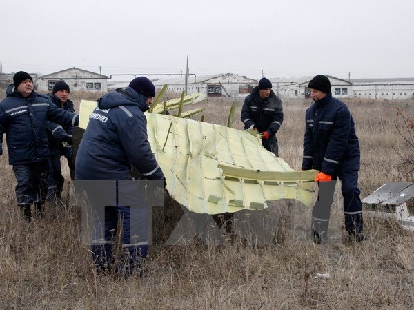 Bản tin 20H: Nga tố cáo phương Tây lợi dụng vụ MH17 Lực lượng chức năng làm việc tại hiện trường vụ rơi máy bay. (Nguồn: THX/TTXVN)