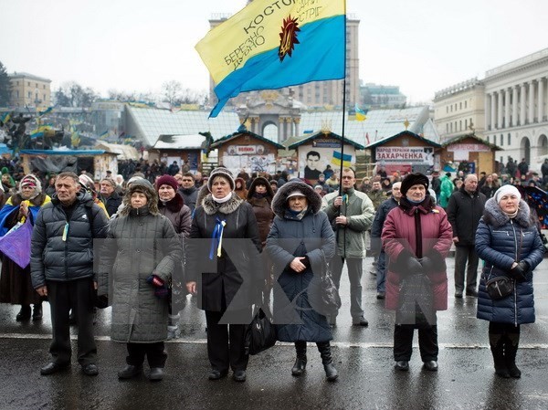 Bản tin 8H: Dinh tổng thống Ukraine bị tấn công Người biểu tình phản đối Chính phủ tại quảng trường Độc lập ở thủ đô Kiev, Ukraine ngày 7/2/2014. (Ảnh: AFP/TTXVN)