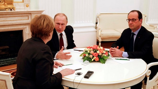 Bản tin 14H: Nga, Pháp, Đức họp kín về Ukraine Tổng thống Nga Vladimir Putin, Tổng thống Pháp Francois Hollande và Thủ tướng Đức Angela Merkel trong cuộc gặp tại Điện Kremlin. (Nguồn: Reuters)