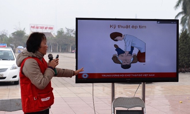 Luyện sơ cứu nạn nhân tai nạn giao thông Luyện sơ cứu nạn nhân tai nạn giao thông