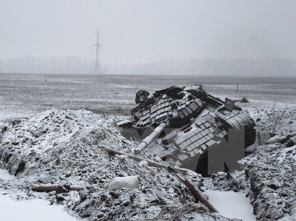Bản tin 20H: Ly khai Ukraine tuyên bố không ngừng bắn Một xe tăng của quân đội Ukraine vị phá hủy tại thị trấn Uglegorsk, 6km về phía Tây Nam tỉnh Debaltseve, Ukraine ngày 9/2. (Nguồn: AFP/TTXVN)