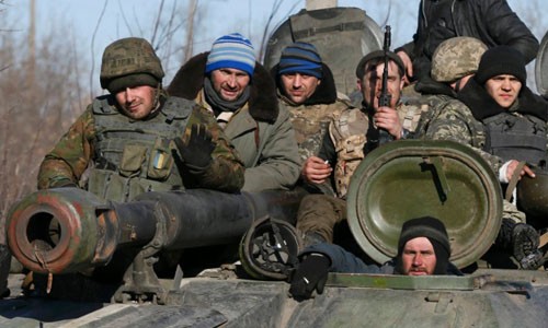 Bản tin 8H: Ukraine rút quân, phe ly khai kiểm soát Debaltseve Tổng thống Ukraine lên tiếng quở trách tổng thống Nga vì vi phạm lệnh ngừng bắn thứ hai. Ảnh: Reuters
