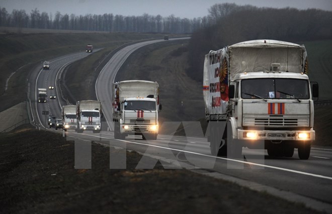 Bản tin 20H: Đoàn xe cứu trợ đầu tiên của Liên hợp quốc tới Đông Ukraine Đoàn xe chuyển hàng viện trợ của Nga tới miền Đông Ukraine. (Nguồn: AFP/TTXVN)