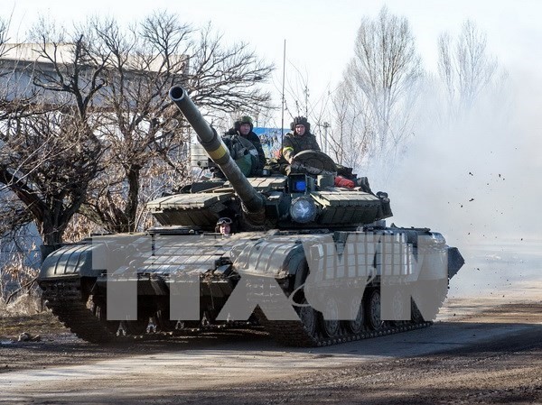 Bản tin 8H: Ukraine thông qua biện pháp khẩn cấp đối phó Nga Xe tăng quân đội Ukraine tại thị trấn Debaltsevo, khu vực Donetsk ngày 13/2. (Nguồn: AFP/TTXVN)