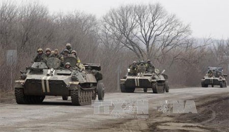 Bản tin 14H: Tiếp tục có chiến sự và thương vong tại Đông Ukraine Xe quân sự Ukraine rút khỏi giới tuyến ở thành phố miền đông Artemivsk, Donetsk, ngày 26/2. Ảnh: TTXVN