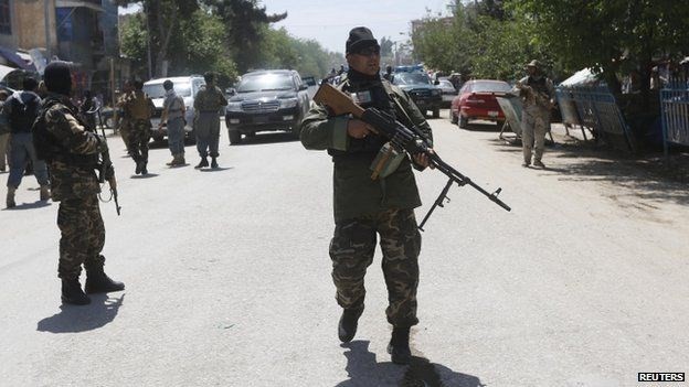 Bản tin 8H: IS đang huấn luyện cho Taliban Lực lượng an ninh Afghanistan trên đường phố. (Nguồn: Reuters)