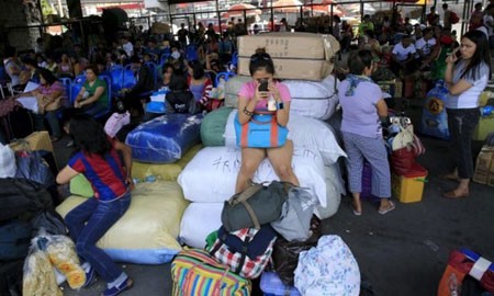 Bản tin 14H: Siêu bão Noul tiến vào Philippines Người dân Philippines thường xuyên phải đối phó với bão mạnh. Ảnh: Reuters