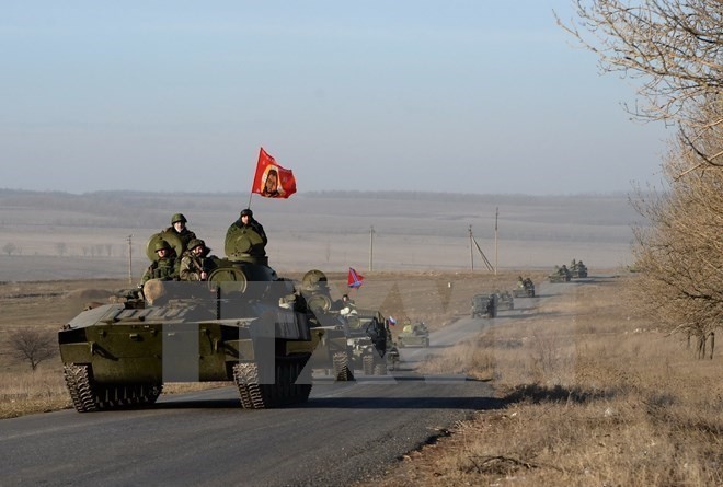 Bản tin 8H: NATO tố Nga tăng cường vũ khí hạng nặng ở Đông Ukraine Lực lượng ly khai miền đông tại khu vực giới tuyến gần thành phố Starobeshevo, vùng Donetsk ngày 25/2. (Nguồn: AFP/TTXVN)