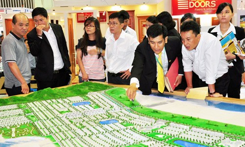 Ai hưởng lợi khi bỏ giao dịch địa ốc qua sàn Các chuyên gia tin rằng bỏ quy định giao dịch bất động sản qua sàn sẽ giúp thị trường hưởng lợi nhiều hơn: bỏ khâu trung gian, phí môi giới giảm xuống, tránh đưa ra thông tin thiếu trung thực và đổ lỗi lẫn nhau, quá trình giao dịch trực tiếp nhanh chóng h