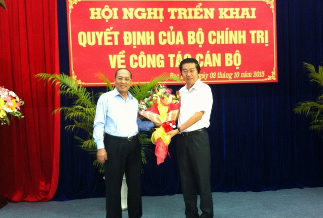 Bí thư tỉnh Bạc Liêu nhận nhiệm vụ mới Ông Nguyễn Hoàng Việt (trái) tặng hoa cho ông Võ Văn Dũng