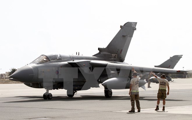 Bản tin 14H: Anh bác tin cho phép bắn hạ máy bay Nga tại Syria Máy bay chiến đấu Tornado GR4 của Không quân Hoàng gia Anh chuẩn bị cất cánh tại một căn cứ không quân ở Limassol, đảo Síp, tham gia chiến dịch không kích chống IS. (Nguồn: AFP/TTXVN)