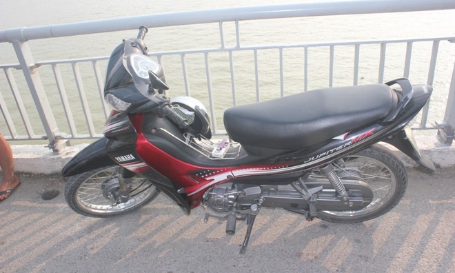Nam thanh niên bỏ lại xe giữa cầu, nhảy xuống sông tự vẫn Chiếc xe máy mà nam thanh niên để lại.
