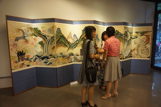 Chiêm ngưỡng bức tranh thêu “khủng” của nghệ nhân Hàn Quốc Khán giả Việt chiêm ngưỡng bức “Rồng xanh hổ trắng”. Ảnh :L.A