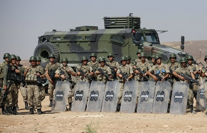 Bản tin 8H: Syria tố Thổ Nhĩ Kỳ nhận dầu mỏ từ phiến quân Binh sỹ Thổ Nhĩ Kỳ dọc biên giới với Syria. (Nguồn: AP)