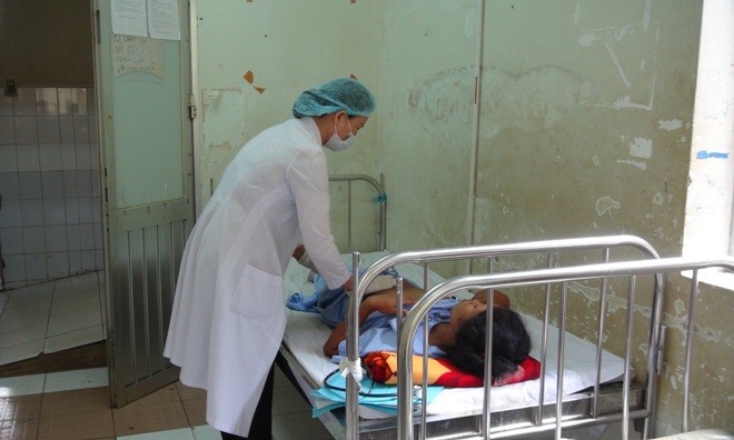 Bé gái sơ sinh tử vong sau khi tiêm ngừa viêm gan B Chị Dơn đang được các bác sỹ chăm sóc tại bệnh viện