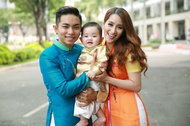 Khánh Thi, Phan Hiển cùng con trai diện áo dài xuân Khánh Thi, Phan Hiển cùng con trai diện áo dài xuân