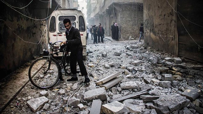 Bản tin 8H: Thủ đô Syria náo loạn vì đánh bom liên hoàn Hình ảnh hoang tàn trên đường phố Aleppo sau nhiều ngày xảy ra các cuộc giao tranh. (Ảnh: mintpressnews.com)