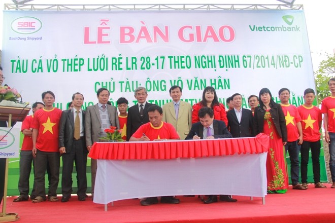 Vietcombank Quảng Ngãi bàn giao tàu vỏ thép cho ngư dân Lễ bàn giao tàu cá vỏ thép cho ngư dân Võ Văn Hân. Ảnh: Tôn Long Thắng