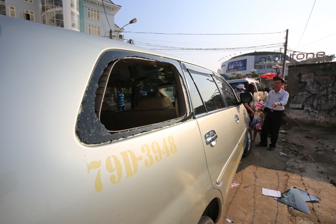 Nhiều ô tô bị đập vỡ kính, trộm tài sản Các chiếc ô tô bị đập vỡ kính