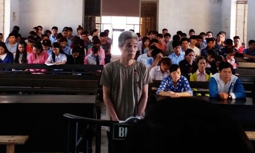 Ghen tuông, chồng chém chết vợ Bị cáo tại phiên toà