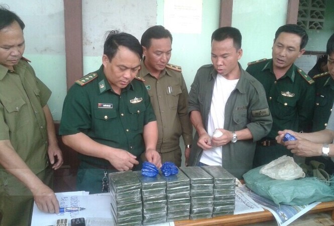 Bắt hai người Lào mang số lượng ma tuý lớn vào Việt Nam Tang vật được hai đối tượng giấu trong ba lô để vượt biên tiêu thụ