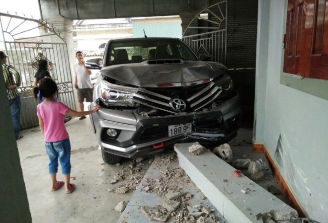 Hai bà cháu may mắn thoát nạn khi xe bán tải lao vào nhà Hiện trường vụ việc