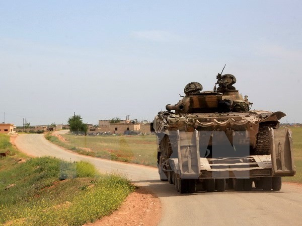 Bản tin 20H: Đối lập Syria tuyên bố phát động 'cuộc chiến mới' Lực lượng Chính phủ Syria tuần tra tại thị trấn Khan Tuman, phía nam thành phố Aleppo ngày 11/4. (Nguồn: AFP/TTXVN)
