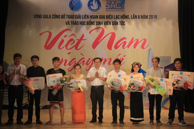Trao 30 suất học bổng cho sinh viên dân tộc thiểu số Trao 30 suất học bổng cho sinh viên dân tộc thiểu số