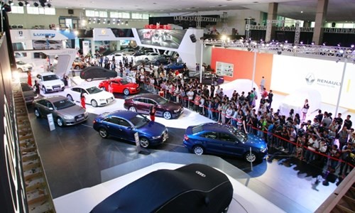 Chạy đua show triển lãm xe sang riêng Chạy đua show triển lãm xe sang riêng
