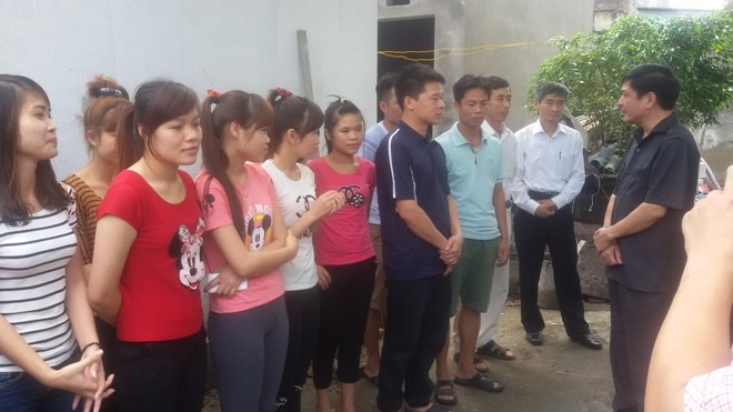 Công đoàn đồng hành cùng doanh nghiệp, vì đời sống người lao động Ông Bùi Văn Cường tặng quà cho người lao động trong xóm trọ công nhân