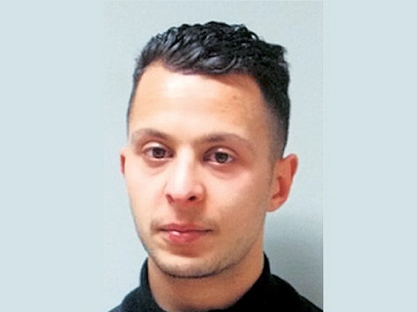 Bản tin 8H: Nghi can khủng bố Salah Abdeslam bị kết tội tại Paris Salah Abdeslam, nghi can hàng đầu gây ra loạt vụ tấn công đẫm máu tại Paris.