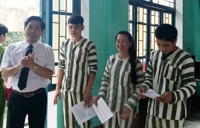 Lạng Sơn: Giảm án, tha tù cho 22 phạm nhân nhân dịp 30/4 Các phạm nhân được tha tù, giảm án mừng vui nhận quyết định *ảnh: Minh Thảo