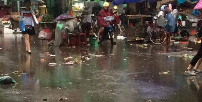 Đau đớn nhìn thấy thi thể cháu bé nằm giữa trời mưa Khu vực phát hiện thi thể bé sơ sinh ở Vĩnh Phúc vào ngày 26/5. Ảnh Trí Thức Trẻ