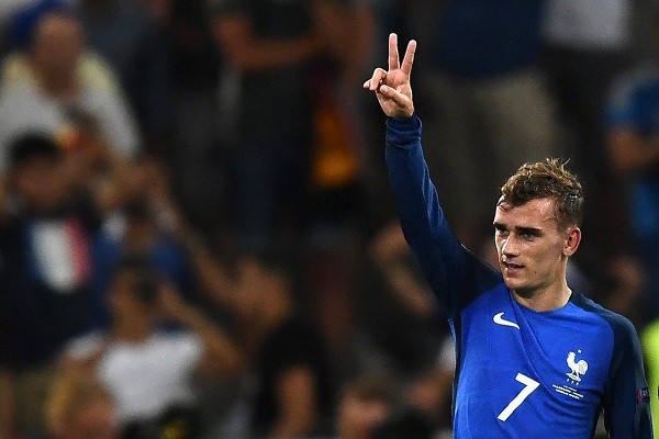 Bản tin EURO: Griezmann đã 'trả thù' được người Đức Hai năm trước, Griezmann khóc tức tưởi khi Pháp bị Đức loại ở Tứ kết World Cup. Hai năm sau, anh ghi hai bàn giúp Gà trống phục thù