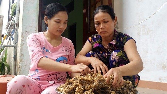 Có thầy giáo, học sinh trên tàu cá bị tàu Trung Quốc đâm chìm Cô giáo Nỷ (bên trái) và mẹ đang chờ tin chồng và cha từ Hoàng Sa