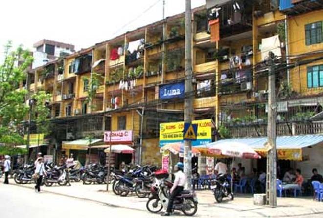 Chờ 'chốt' phương án cải tạo chung cư cũ Hà Nội Hầu hết các khu chung cư cũ đều có việc cơi nới, xây dựng lấn chiếm đất trống, sân chung, “đeo ba lô, chuồng cọp”. Ảnh minh họa