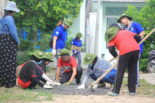 Dấu chân tình nguyện trên vùng đất thép Củ Chi Các bạn trẻ Việt Nam – Malaysia hăng say làm việc cùng nhau
