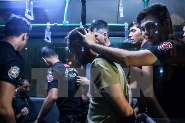 Bản tin tối: Thổ Nhĩ Kỳ sa thải 8.000 cảnh sát sau đảo chính Cảnh sát chống bạo động Thổ Nhĩ Kỳ áp giải các binh sỹ bị bắt tới tòa án ở Istanbul. (Nguồn: AFP/TTXVN)