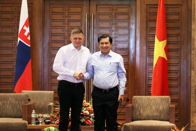 Thủ tướng Slovakia ấn tượng mạnh với Đà Nẵng Thủ tướng Robert Fico (bìa trái) trao đổi với chủ tịch UBND TP Đà Nẵng ông Huỳnh Đức Thơ